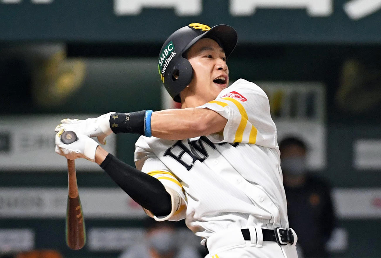 ソフトバンク対巨人　1回裏ソフトバンク2死、柳田は右越え打を放つ（撮影・今浪浩三）