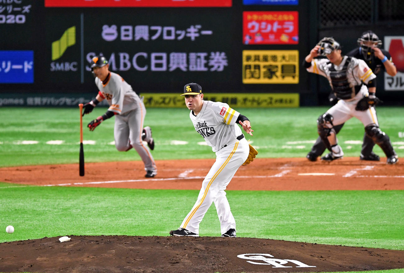 ソフトバンク対巨人　２回表巨人１死二塁、亀井を二併殺打に仕留めるムーア（撮影・横山健太）