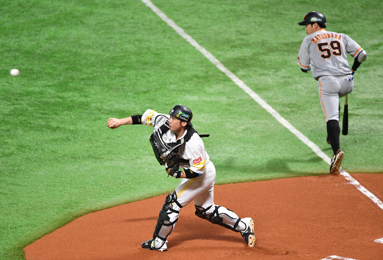 ソフトバンク対巨人　1回表巨人無死二塁、送りバントを試みた松原（右）の打球を三塁へ送球する甲斐（撮影・岩下翔太）