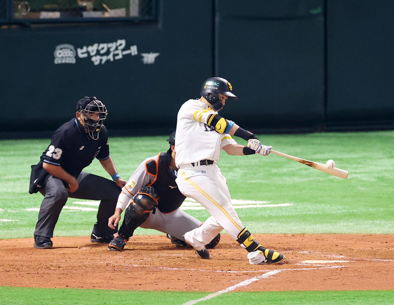 ソフトバンク対巨人　3回裏ソフトバンク2死二塁、先制の右越え2点本塁打を放つ中村晃（撮影・垰建太）