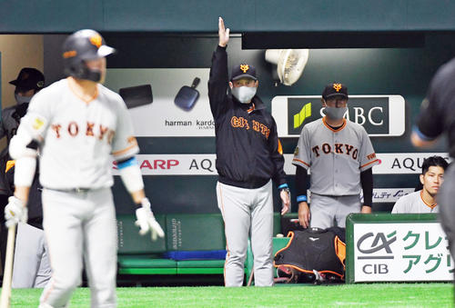 ソフトバンク対巨人　8回表巨人2死、代打重信を告げる原監督（撮影・今浪浩三）