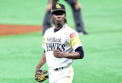 ソフトバンク対巨人　8回表巨人1死一、二塁、田中俊を見逃し三振に仕留めガッツポーズをするモイネロ（撮影・梅根麻紀）