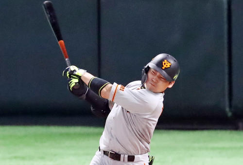 ソフトバンク対巨人　9回表巨人2死、丸は中前打を放つ（撮影・加藤哉）