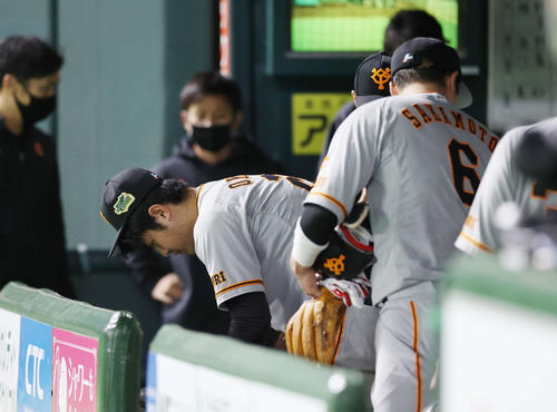 ソフトバンク対巨人　ソフトバンクに敗れ、がっくりとベンチを片付ける岡本（左）と坂本（撮影・河野匠）