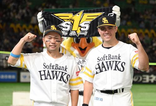 ソフトバンク対巨人　勝利投手のムーア（右）と2点本塁打を放った中村晃は笑顔でガッツポーズ（撮影・今浪浩三）