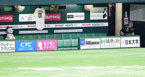 ナインが引き揚げた後、最後にベンチを後にするソフトバンク工藤監督（右）。左は王会長（撮影・横山健太）