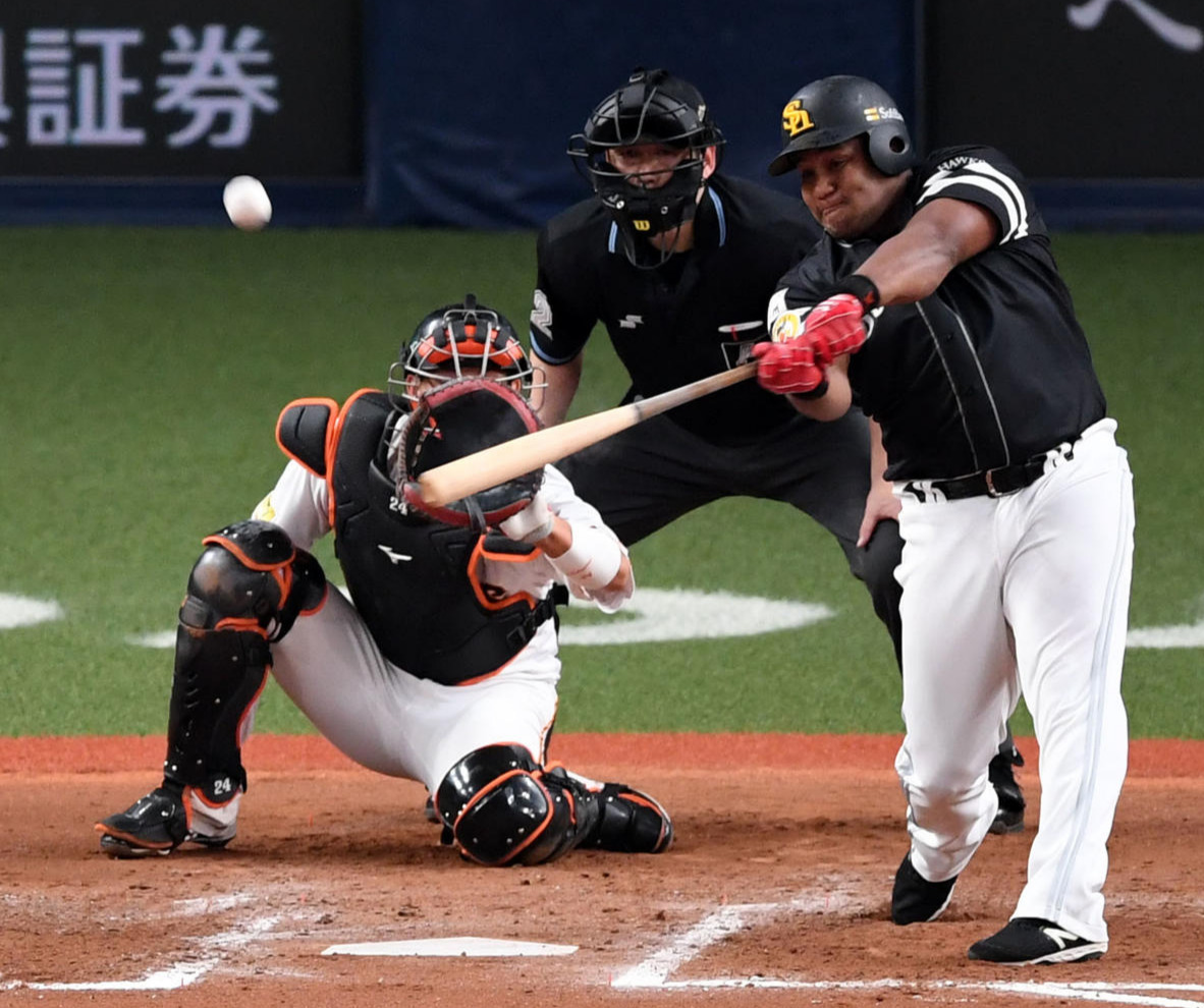 巨人対ソフトバンク　7回表ソフトバンク1死満塁、右越え満塁本塁打を放つデスパイネ（撮影・横山健太）