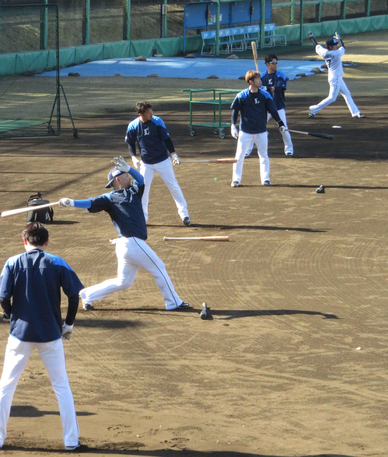 並んでロングティーを行う手前から源田、森、熊代、外崎、木村、金子
