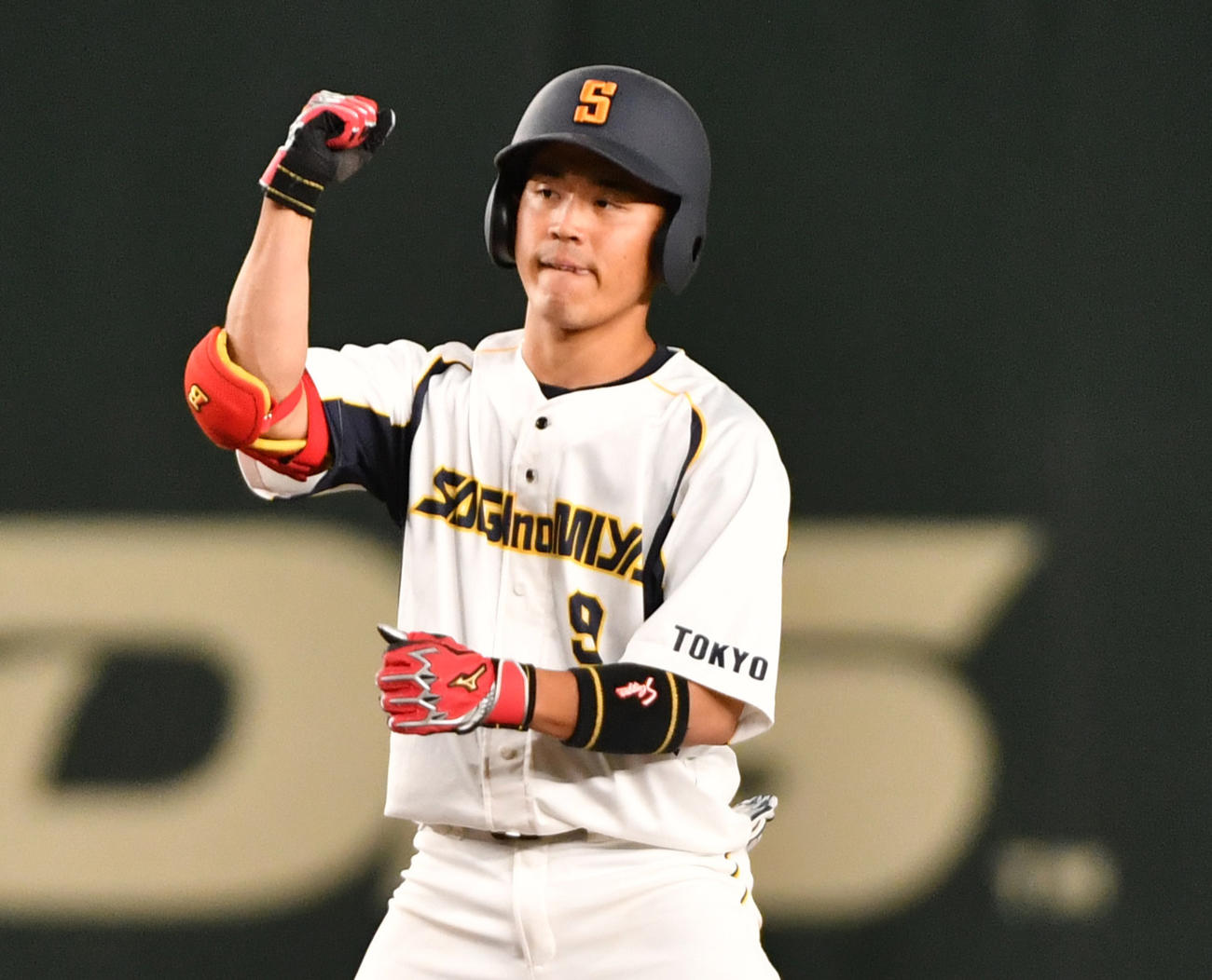 ジェイプロジェクト対鷺宮製作所　2回裏鷺宮製作所1死二塁、佐野は右翼線に適時二塁打を放ちガッツポーズする（撮影・柴田隆二）
