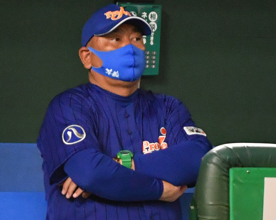 ジェイプロジェクト対鷺宮製作所　試合を見つめる元中日のジェイプロジェクト・辻本監督（撮影・柴田隆二）