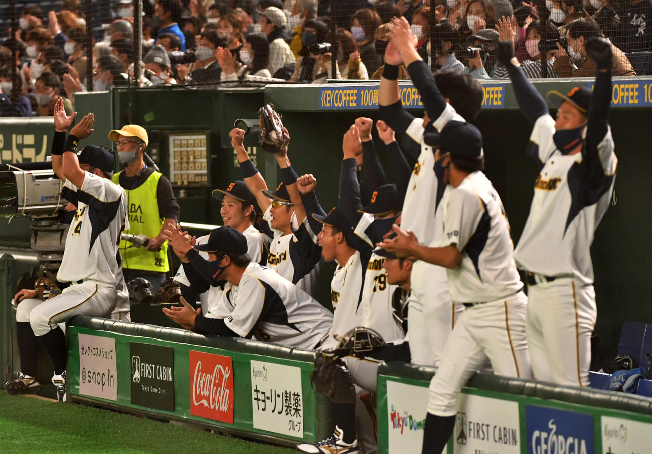 ジェイプロジェクト対鷺宮製作所　6回裏鷺宮製作所2死一、三塁、木田の遊ゴロ野選の間に三塁走者秦が生還しナインがバンザイする（撮影・柴田隆二）