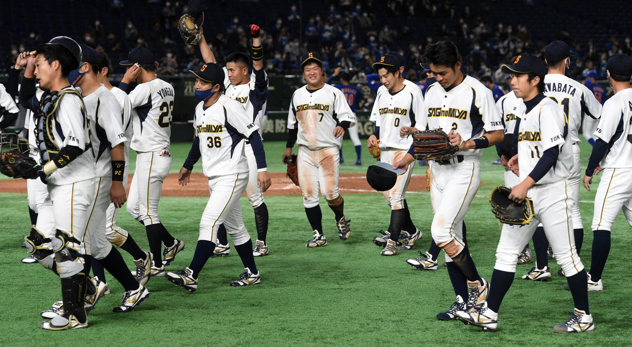 ジェイプロジェクト対鷺宮製作所　勝利した鷺宮製作所ナイン（撮影・柴田隆二）