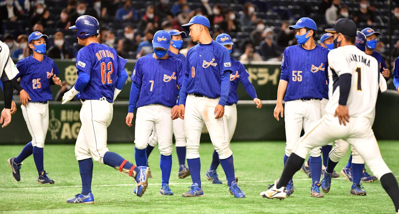 ジェイプロジェクト対鷺宮製作所　敗れたジェイプロジェクトナインは引き揚げる（撮影・柴田隆二）