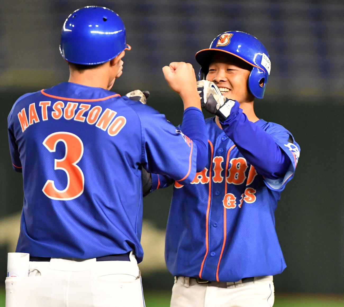 日本製紙石巻対西部ガス　7回裏西部ガス1死一、二塁、山中(右)は左前に適時打を放ち笑顔を見せる（撮影・柴田隆二）