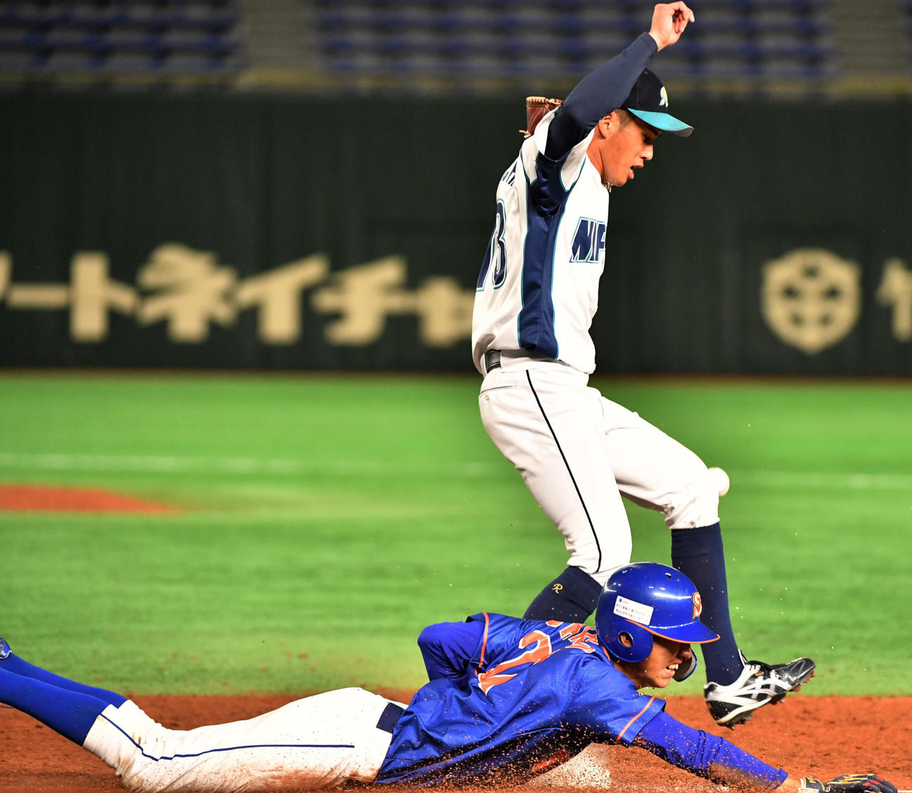 日本製紙石巻対西部ガス　7回裏西部ガス2死二塁、大久保は二塁に内野安打を放ちヘッドスライディングする。その間に二塁走者が生還する。上は宮内投手（撮影・柴田隆二）