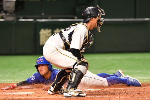 ジェイプロジェクト対鷺宮製作所 3回表ジェイプロジェクト2死二塁、今井の中前適時打で二塁走者橋本が生還する。捕手長沢(撮影・柴田隆二)