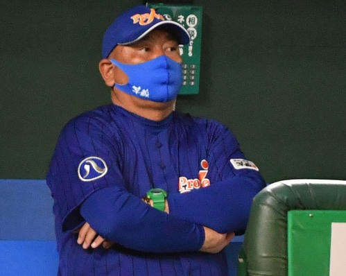 ジェイプロジェクト対鷺宮製作所 試合を見つめる元中日のジェイプロジェクト・辻本監督(撮影・柴田隆二)