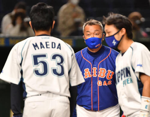 日本製紙石巻対西部ガス 試合前、あいさつする西部ガス・香田監督(中央)(撮影・柴田隆二)