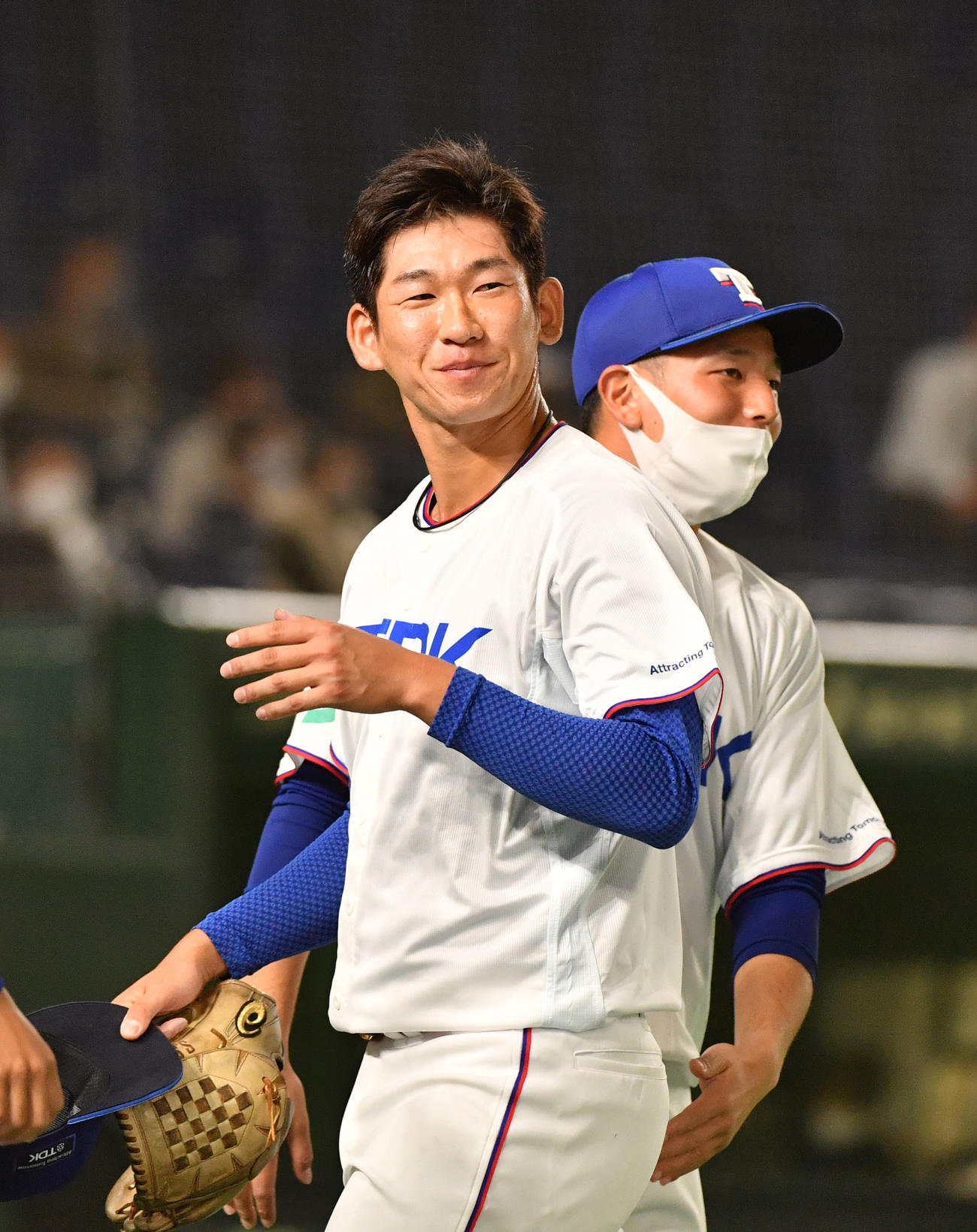 日本新薬対TDK　3回表日本新薬2死満塁、北川を右飛に仕留め笑顔を見せるTDK・鈴木（撮影・柴田隆二）