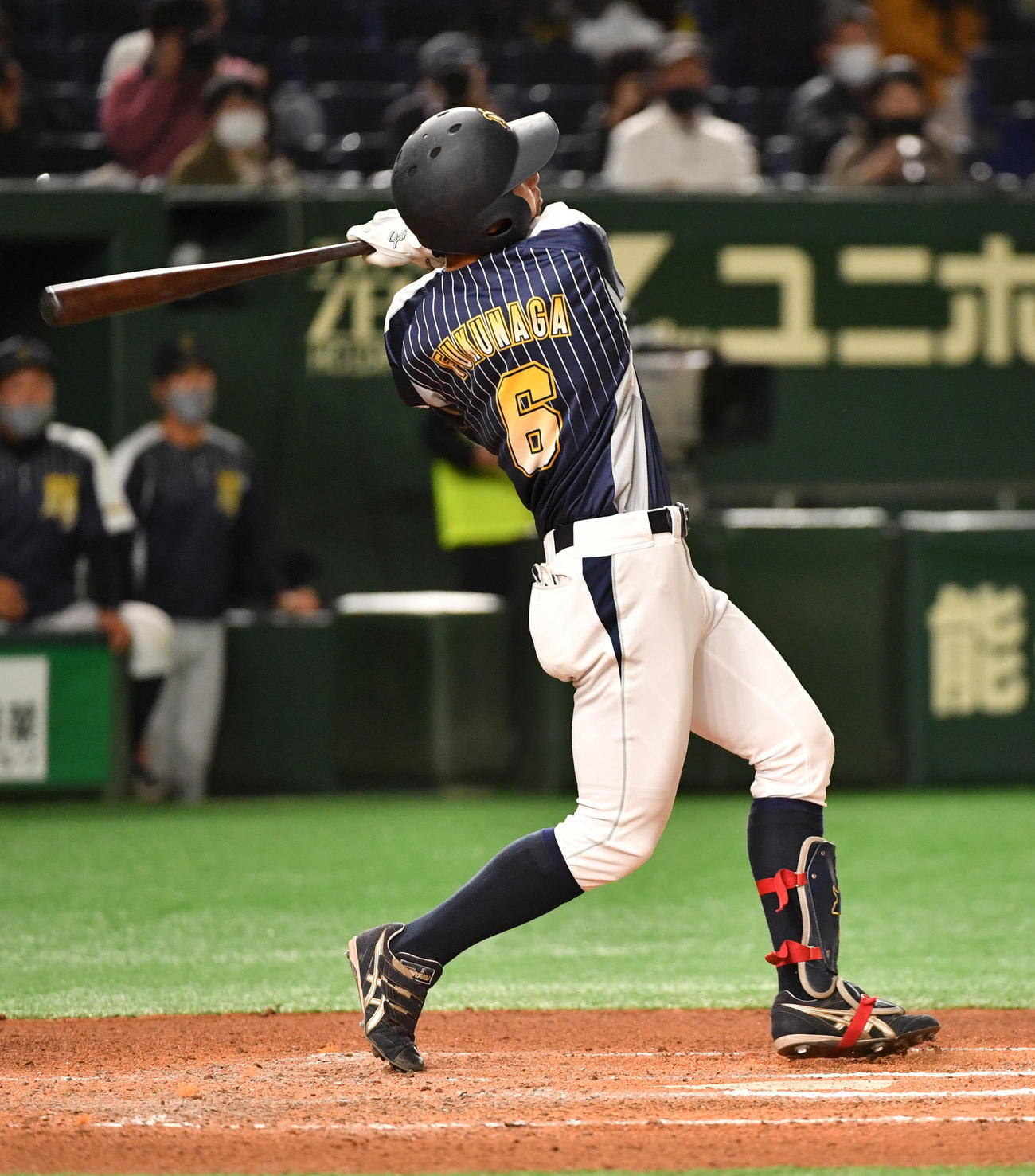 日本新薬対TDK　5回表日本新薬1死一塁、福永は左越えに本塁打を放つ（撮影・柴田隆二）