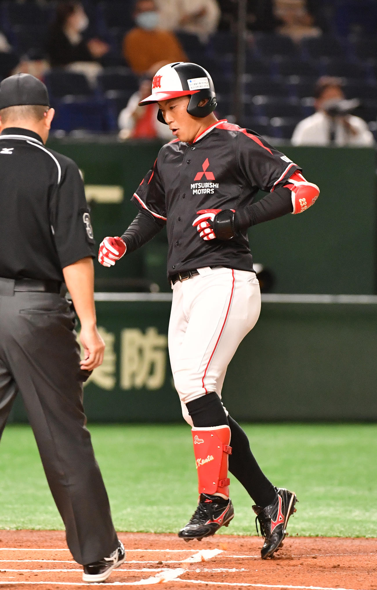 三菱自動車岡崎対JR東日本　1回表三菱自動車岡崎無死、飯嶌は左越えに先頭打者本塁打を放ち生還する（撮影・柴田隆二）