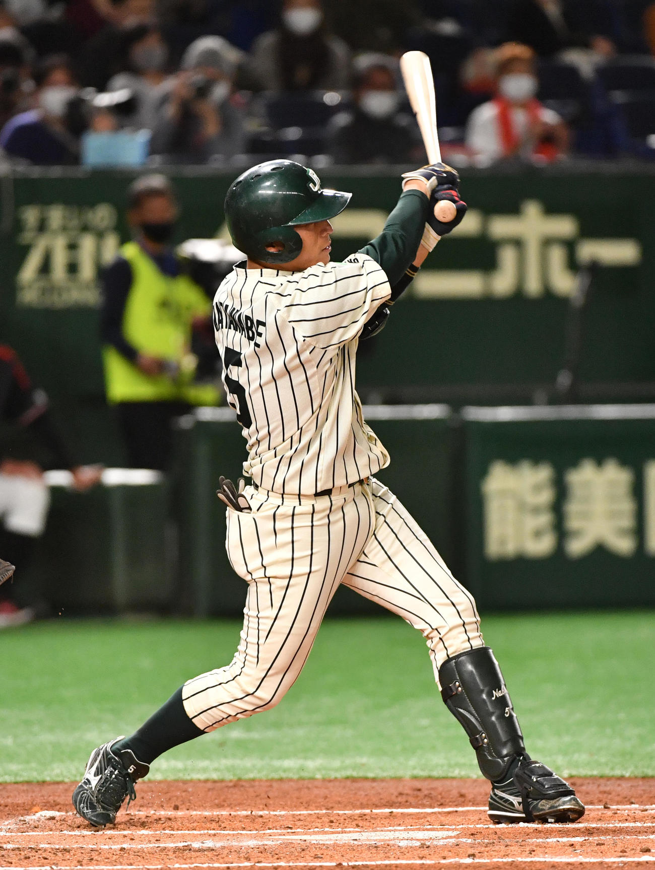 三菱自動車岡崎対JR東日本　1回裏JR東日本1死満塁、渡辺は左前に適時打を放つ（撮影・柴田隆二）