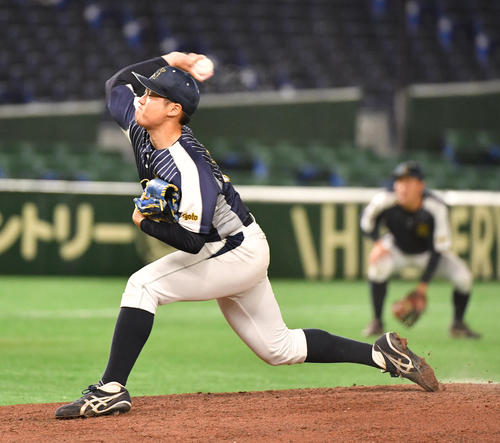 日本新薬対TDK　先発した日本新薬・西川（撮影・柴田隆二）