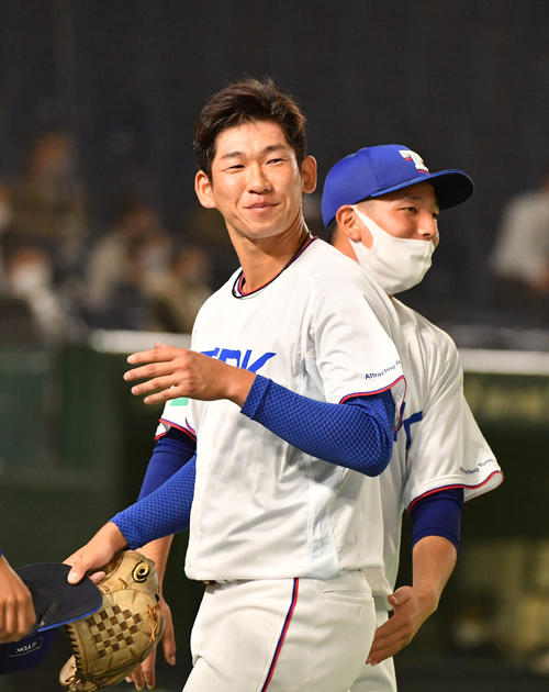 日本新薬対TDK　3回表日本新薬2死満塁、北川を右飛に仕留め笑顔を見せるTDK・鈴木（撮影・柴田隆二）