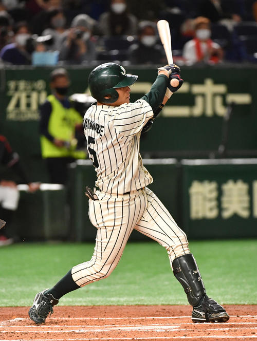 三菱自動車岡崎対JR東日本　1回裏JR東日本1死満塁、渡辺は左前に適時打を放つ（撮影・柴田隆二）