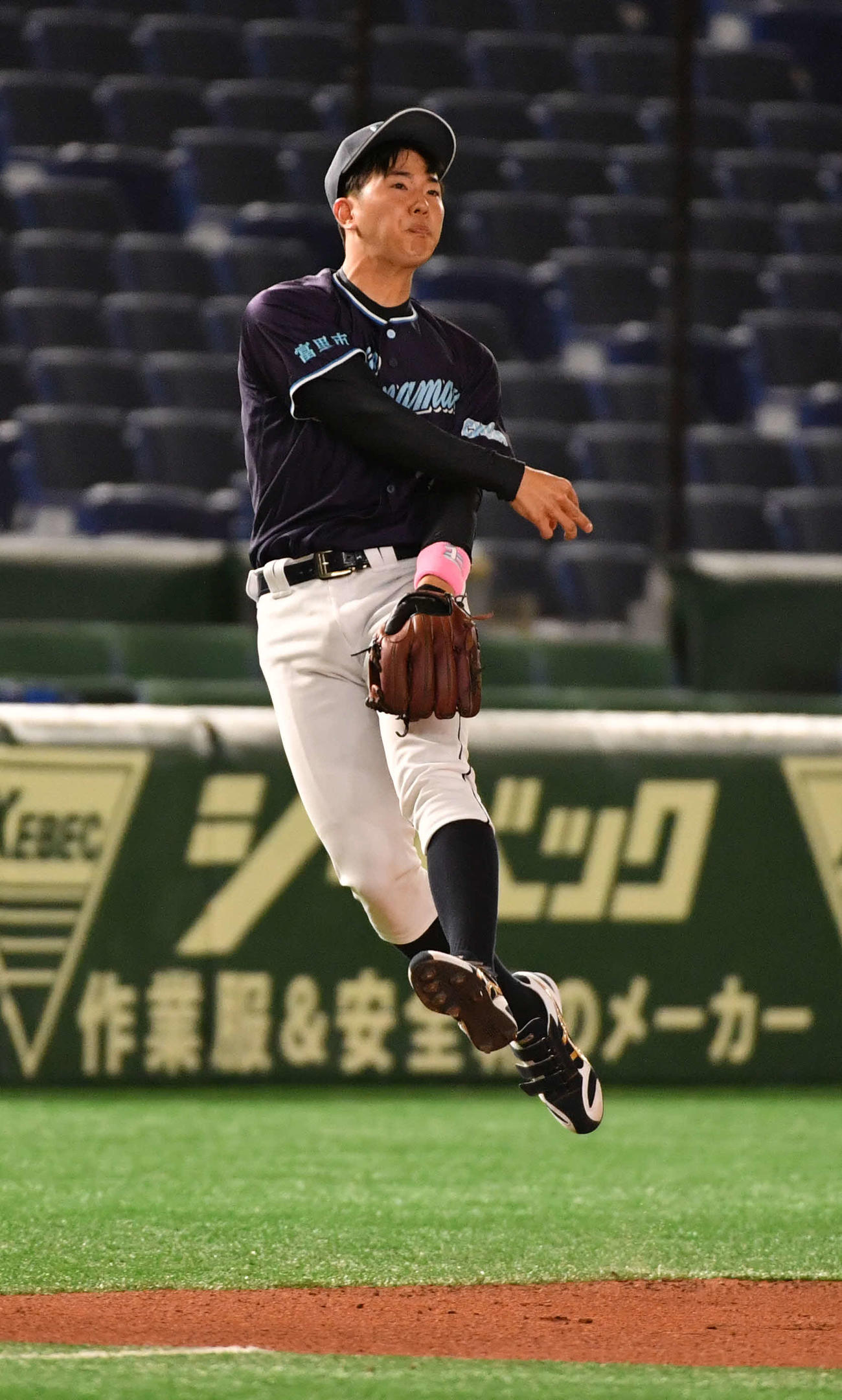 ハナマウイ対四国銀行　試合前、華麗なジャンピングスローを披露する楽天松井裕樹の弟松井和輝（撮影・柴田隆二）