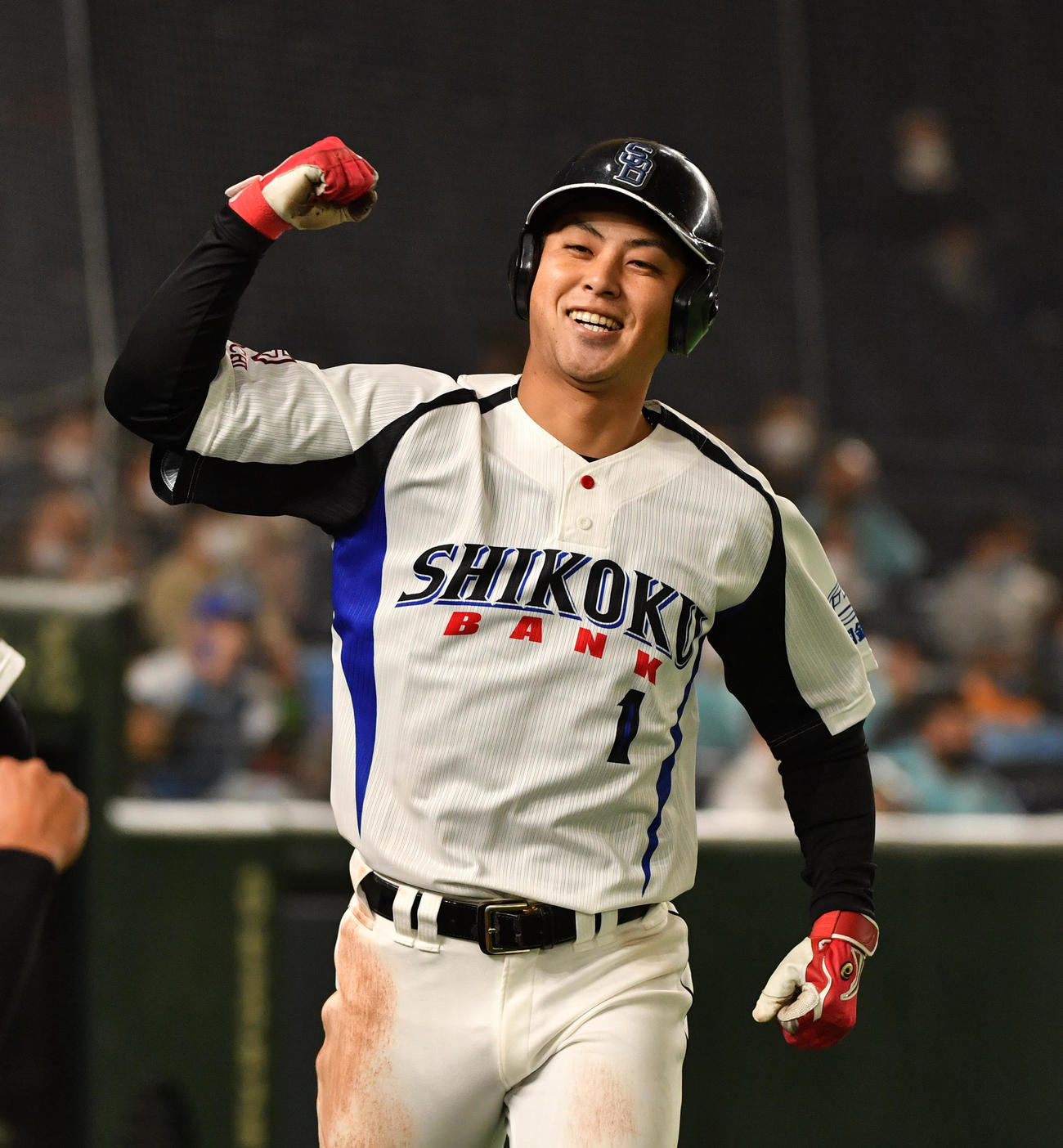 ハナマウイ対四国銀行　3回裏四国銀行無死、山中は右越えに本塁打を放ちガッツポーズする（撮影・柴田隆二）