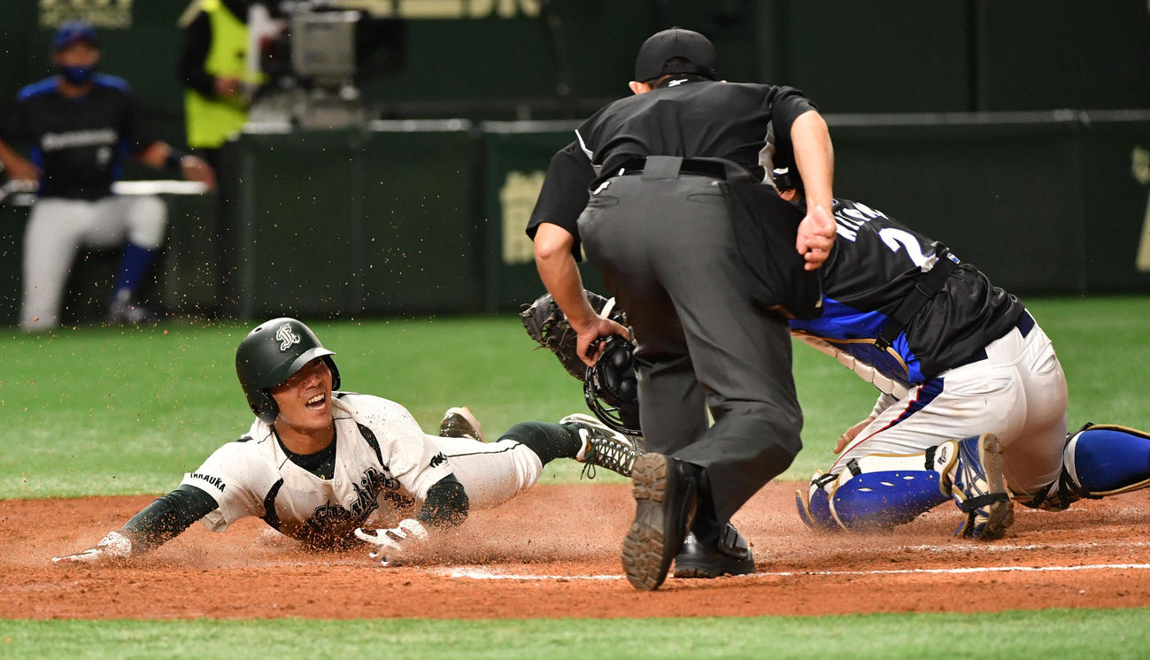 パナソニック対伏木海陸運送　4回裏伏木海陸運送2死一、二塁、乙野の左前安打で二塁走者番場はホームを突くがアウトになる。捕手三上（撮影・柴田隆二）
