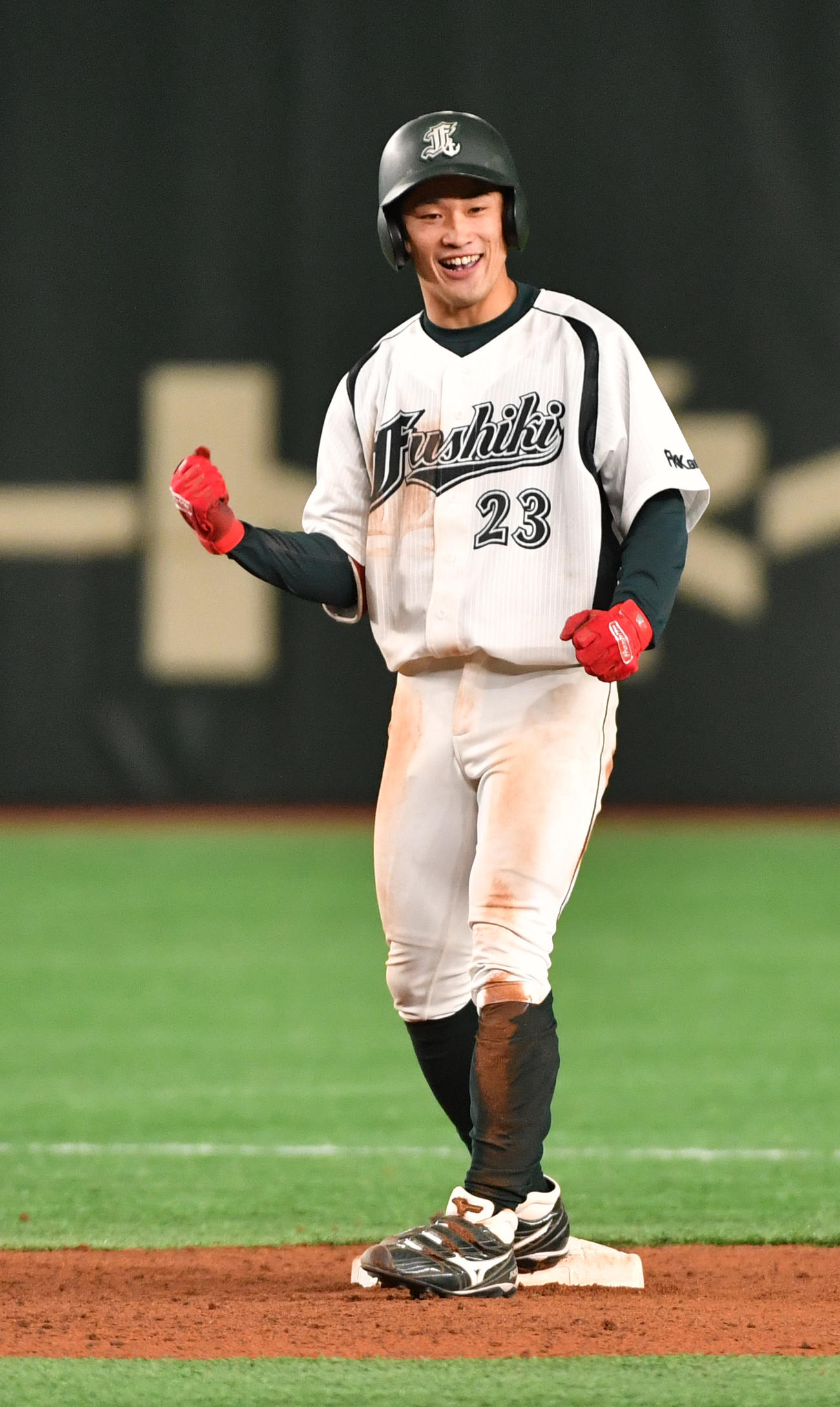 パナソニック対伏木海陸運送　5回裏伏木海陸運送1死二塁、島は左翼線に適時二塁打を放ちガッツポーズする（撮影・柴田隆二）