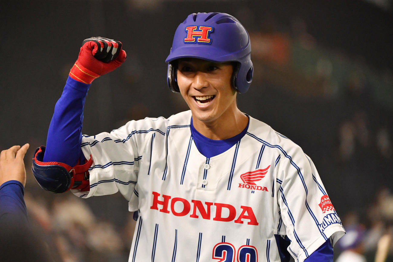日本通運対ホンダ熊本　1回裏ホンダ鈴鹿無死、山本卓は右越えに先頭打者本塁打を放ちナインの出迎えを受ける（撮影・柴田隆二）