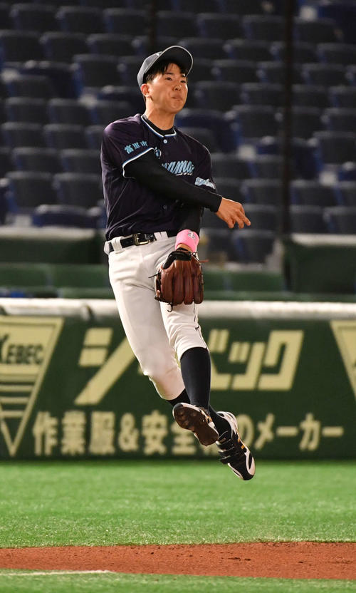 ハナマウイ対四国銀行 試合前、華麗なジャンピングスローを披露する楽天松井裕樹の弟松井和輝(撮影・柴田隆二)