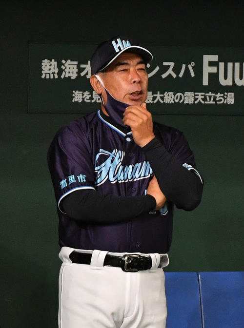 ハナマウイ対四国銀行 試合を見つめる元オリックスのハナマウイ・本西監督(撮影・柴田隆二)