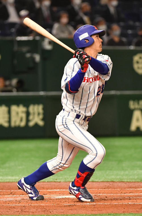 日本通運対ホンダ熊本 1回裏ホンダ鈴鹿無死、山本卓は右越えに先頭打者本塁打を放つ(撮影・柴田隆二)