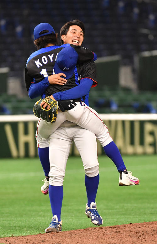 パナソニック対伏木海陸運送 9回裏伏木海陸運送2死満塁、百目鬼を中飛に打ち取り、勝利したパナソニック・北出(奥)は小屋と抱き合う(撮影・柴田隆二)