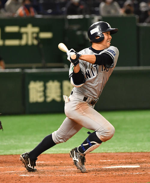 日本通運対ホンダ熊本 5回表日本通運1死一、二塁、添田は右前に適時打を放つ(撮影・柴田隆二)