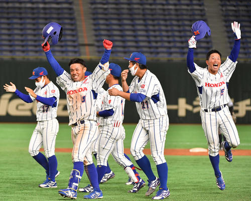日本通運対ホンダ熊本 タイブレーク10回裏ホンダ熊本2死満塁、和田(左から2人目)は左前にサヨナラ打を放ちガッツポーズする(撮影・柴田隆二)