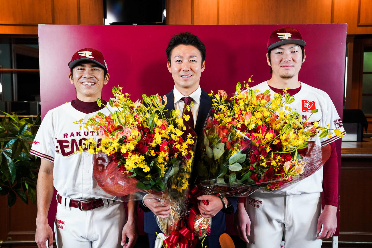 引退会見を終え、花束を抱えながら笑顔を見せる楽天青山（中央）。左は福山、右は塩見（球団提供）
