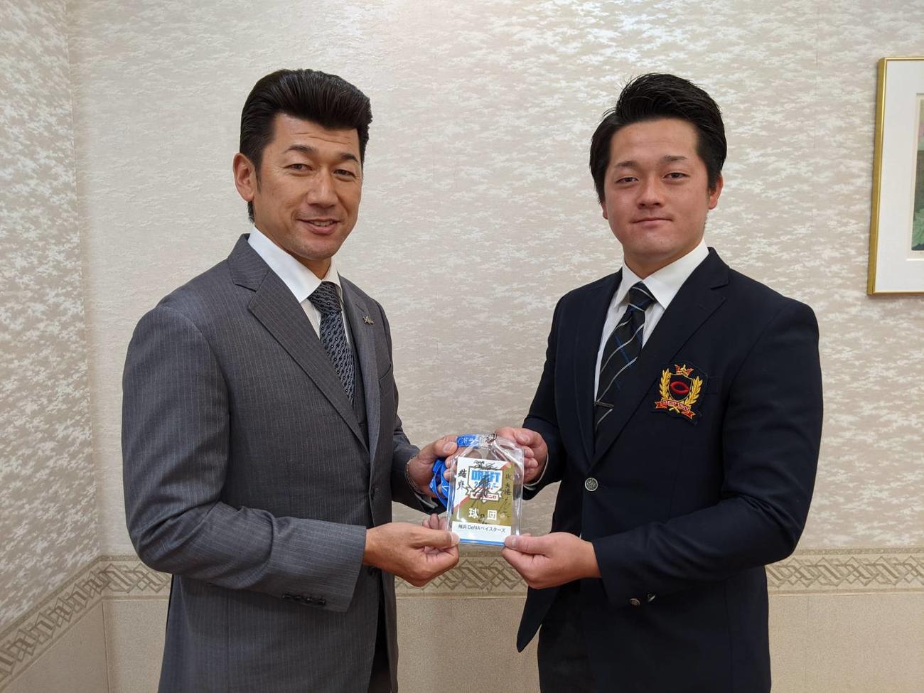 DeNAドラフト2位の中大・牧（右）は、仮契約にサプライズ登場した三浦監督と記念撮影に納まる（球団提供）
