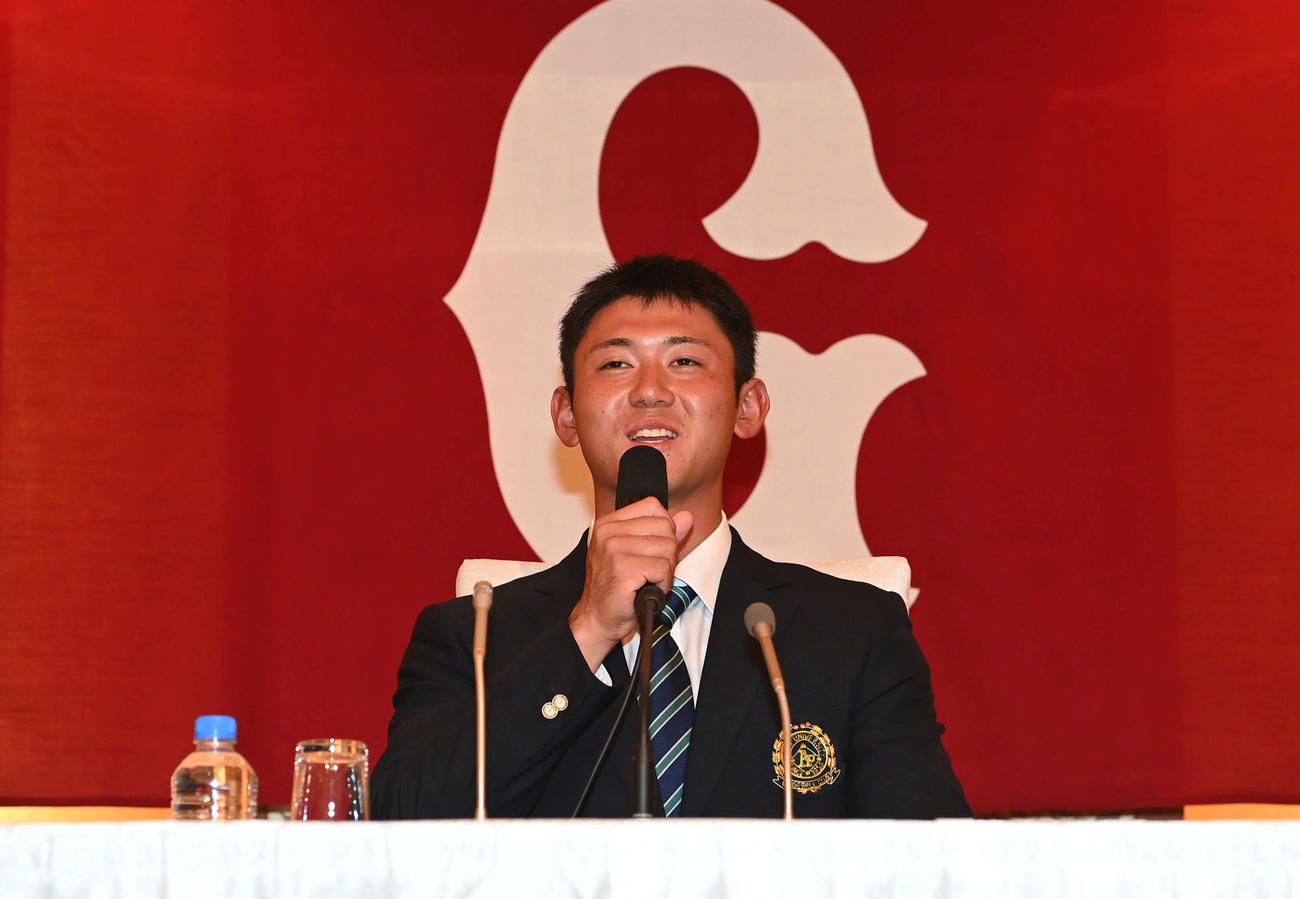 仮契約を終えて会見に臨む巨人ドラフト1位平内（撮影・山崎安昭）