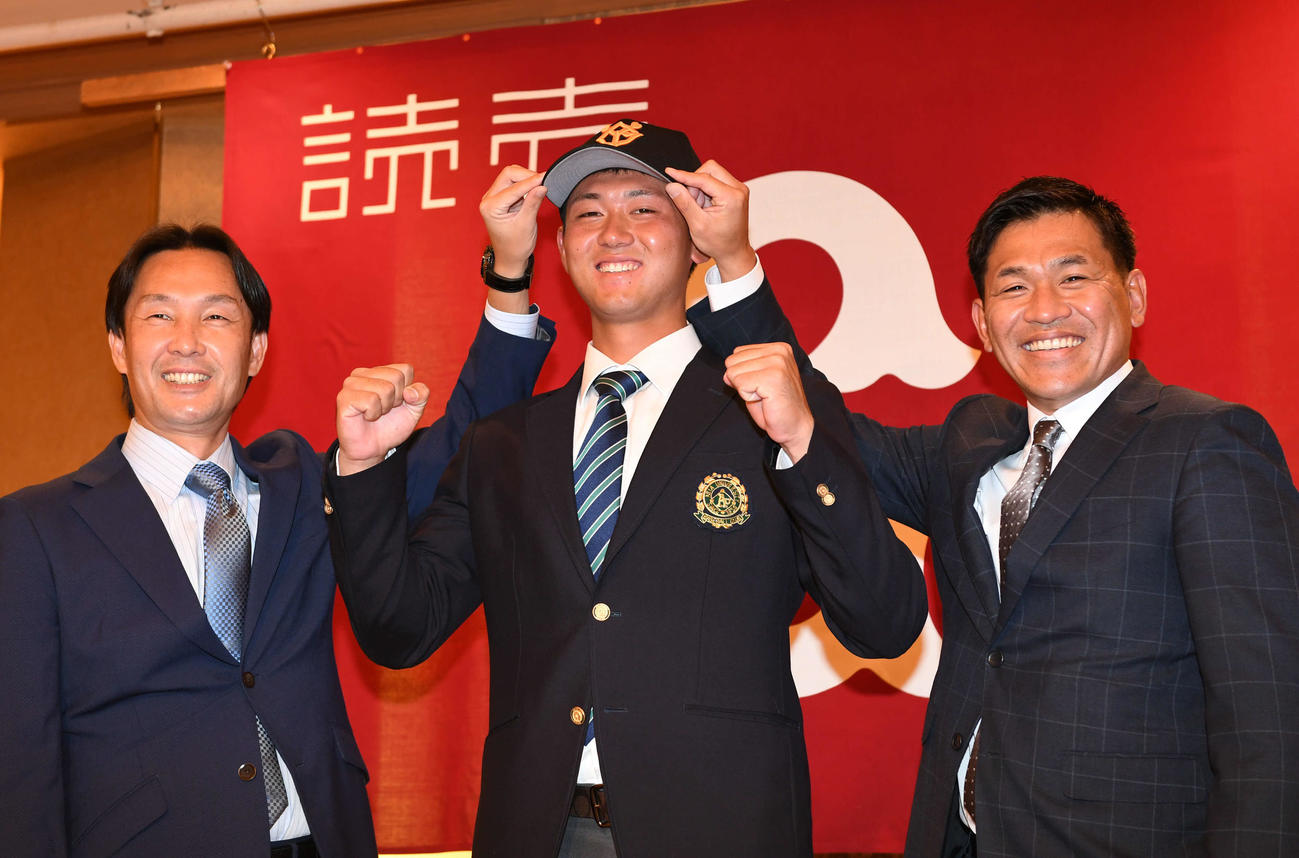 仮契約を終えた巨人ドラフト1位平内（中央）は榑松スカウト部次長（左）脇谷スカウトと記念撮影（撮影・山崎安昭）