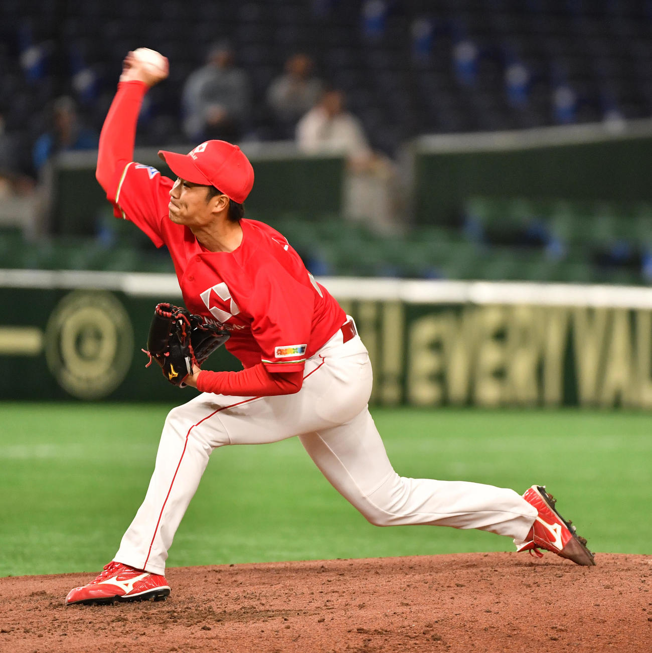 日本生命対ホンダ鈴鹿　4回途中から登板した日本生命・阿部（撮影・柴田隆二）