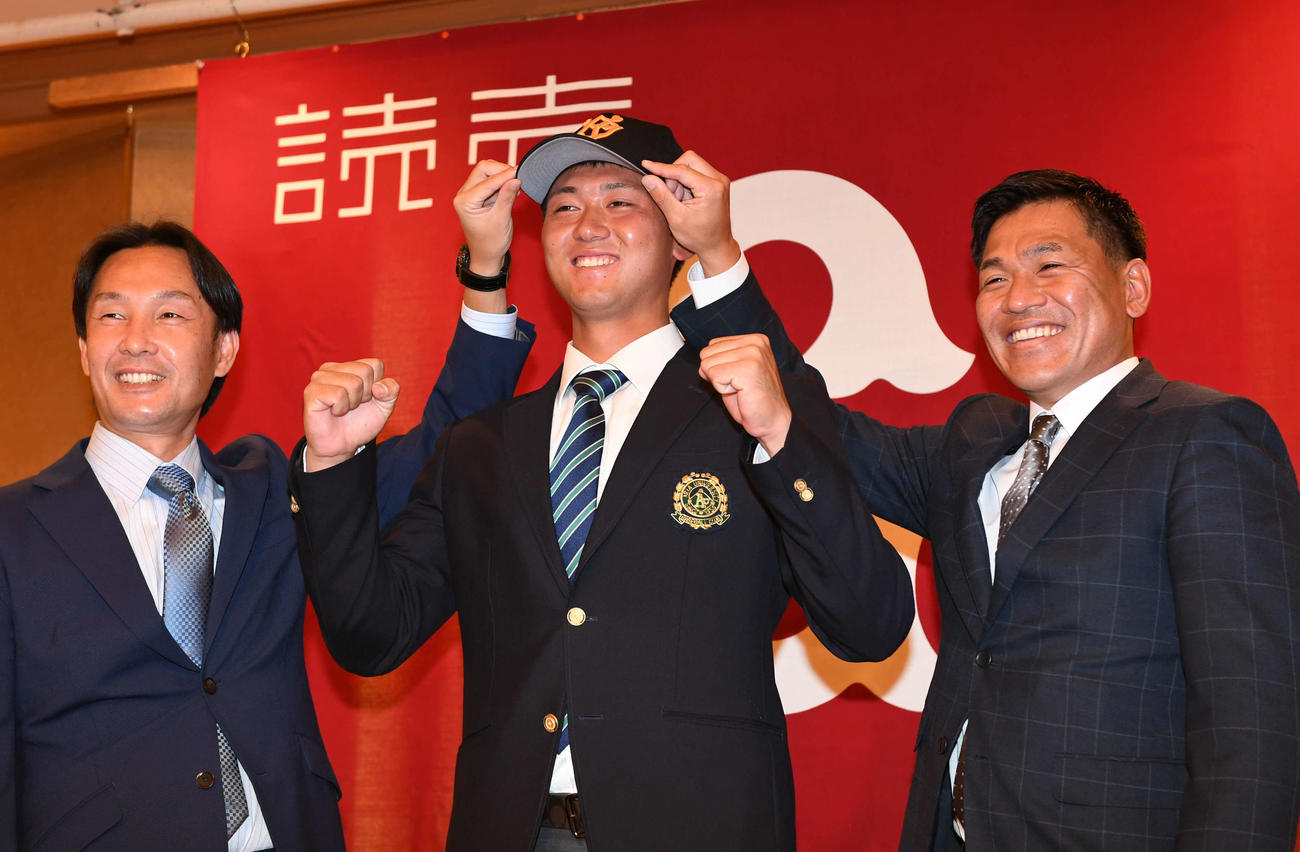 仮契約を終えた巨人ドラフト1位平内（中央）は榑松スカウト部次長（左）脇谷スカウトと記念撮影（撮影・山崎安昭）