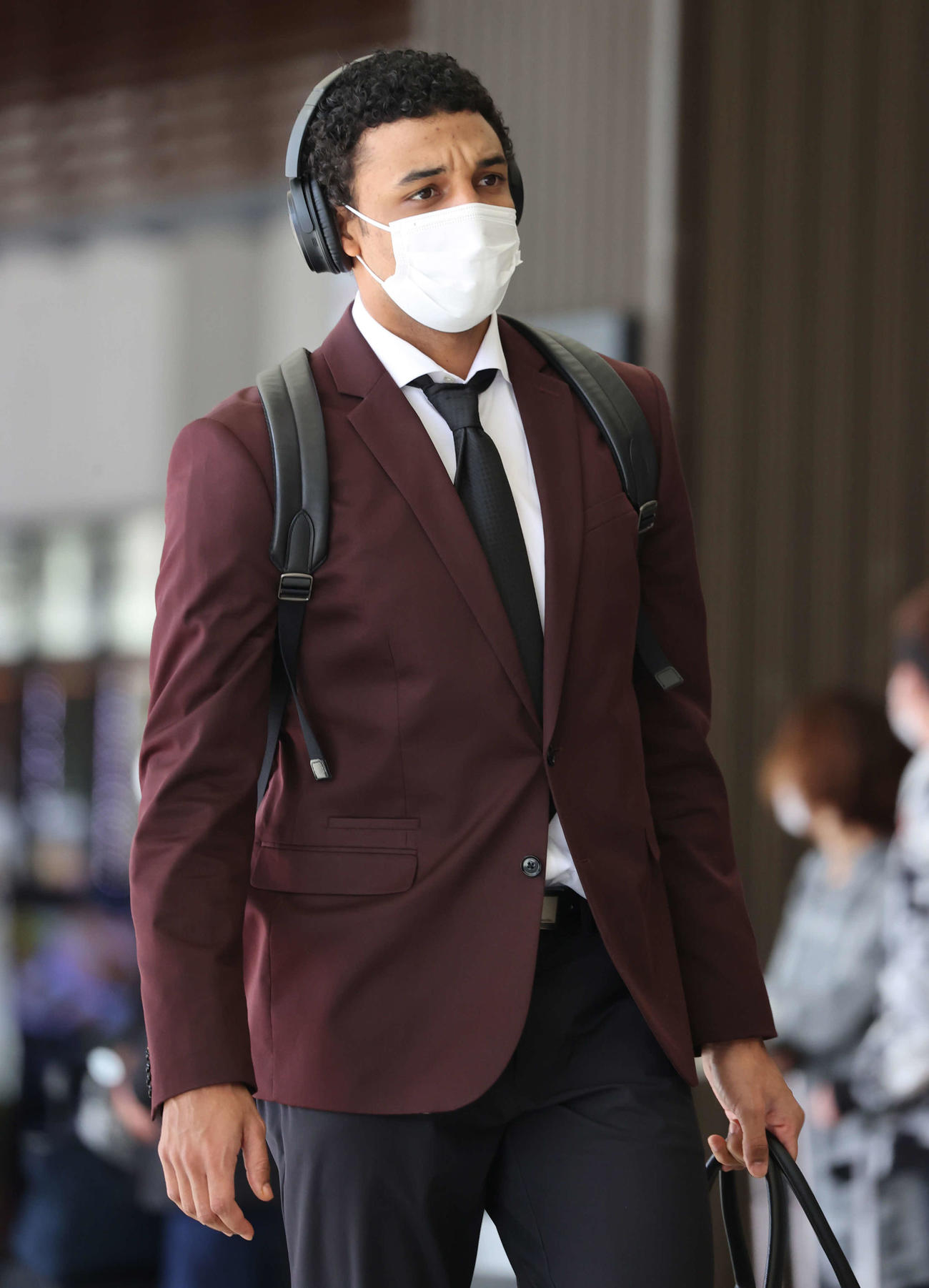福岡に向けて移動する巨人サンチェス（撮影・河野匠）