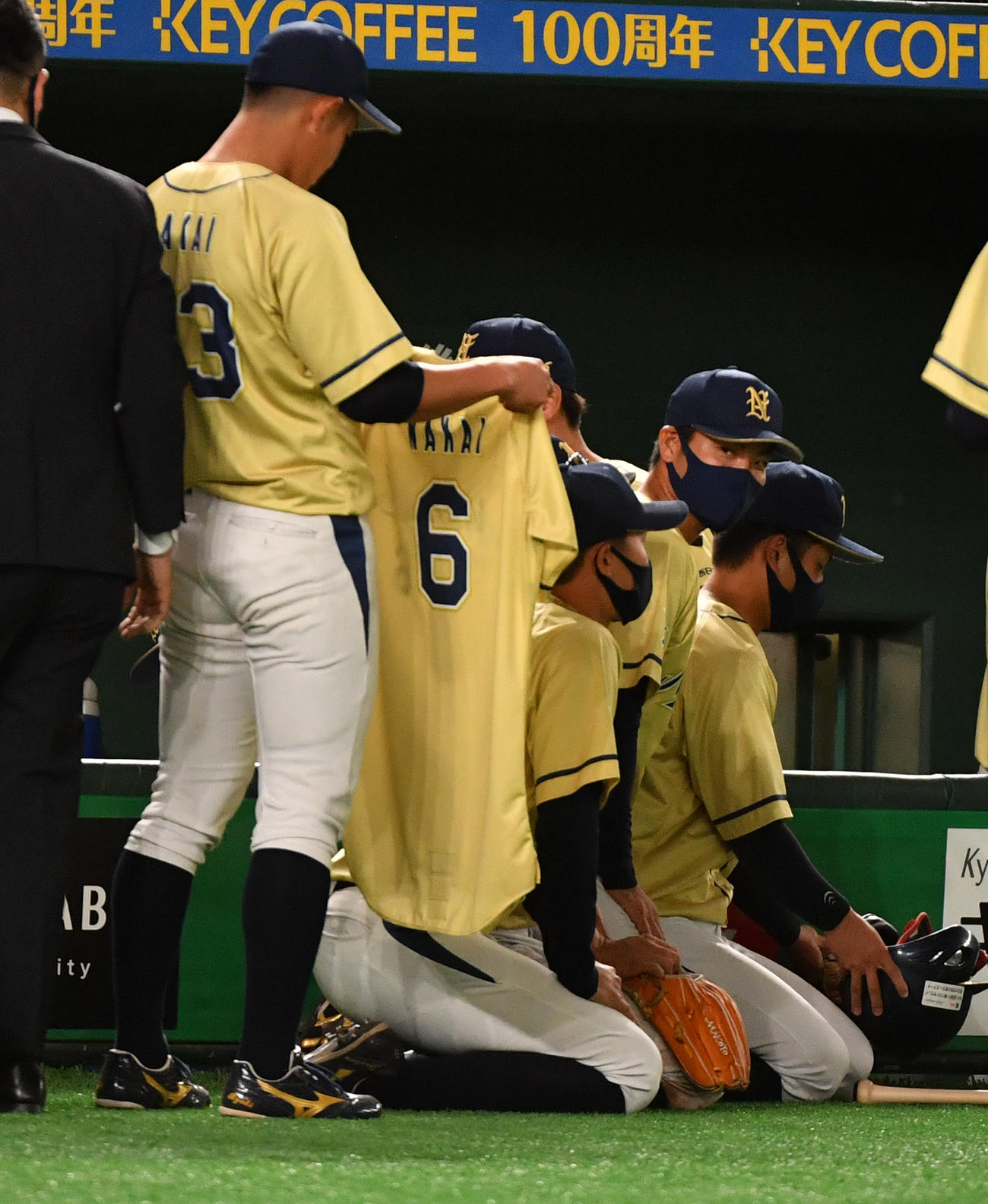 東芝対NTT西日本　試合後、4月に急逝したNTT西日本・中井諒遊撃手のユニホームを持ち勝利を分かち合った（撮影・柴田隆二）