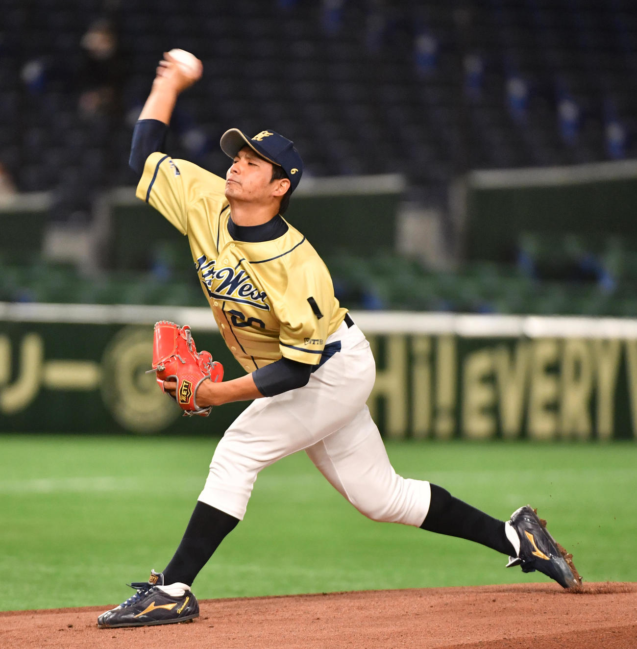 東芝対NTT西日本　先発したNTT西日本・浜崎（撮影・柴田隆二）