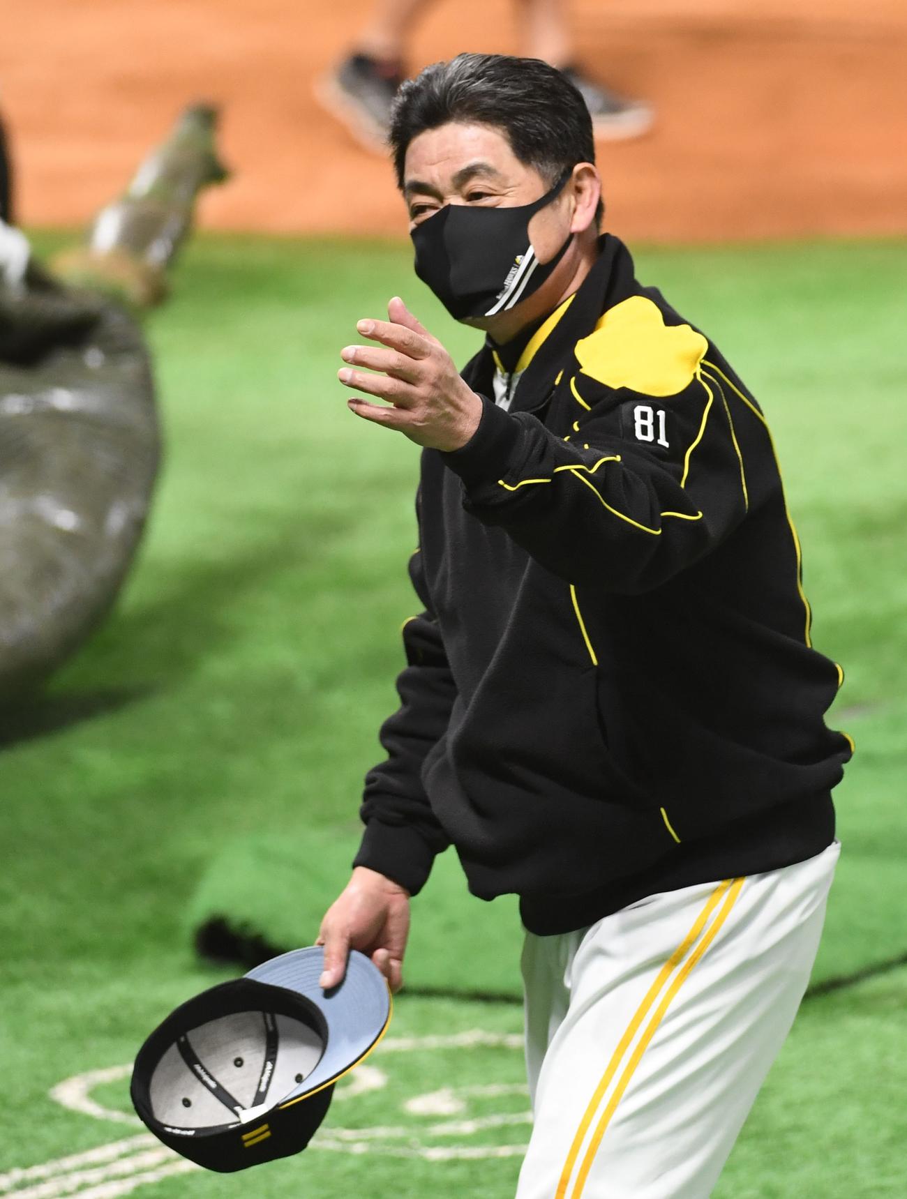 全体練習を終えベンチに戻る工藤公康監督（撮影・今浪浩三）